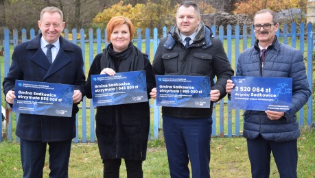 Poseł RP Robert Telus, Wójt Gminy Karolina Kowalska, Senator RP Rafał Ambrozik, Sekretarz Gminy Krzysztof Starczewski